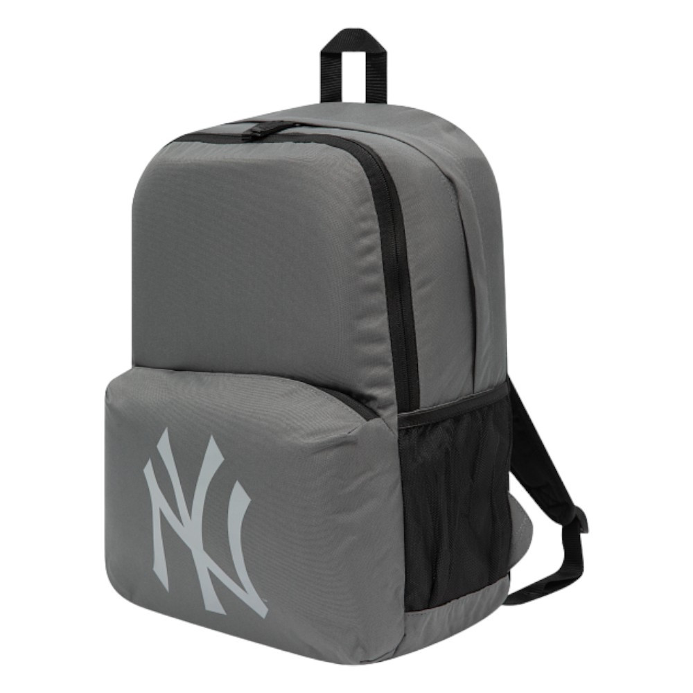 Imagen MOCHILA NEW ERA MLB MULTI STADIUM NEW YORK YANKEES GRIS 17 LITROS 60503788 BACKPACK