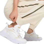 Imagen PANTALONES PUMA ESSENTIALS TAPE MINIMAL GOLD SWEATPANTS FLEECE BEIGE 685296-87 MUJER