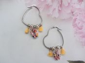 Pendientes corazón con caracolas y pompones